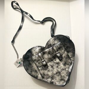 Heart-Shaped 🖤🩶Metallic Black Shoulder Bag